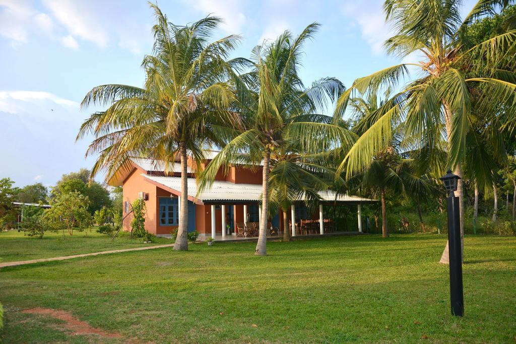 Serenity Lake Resort Yala Tissamaharama Exteriör bild