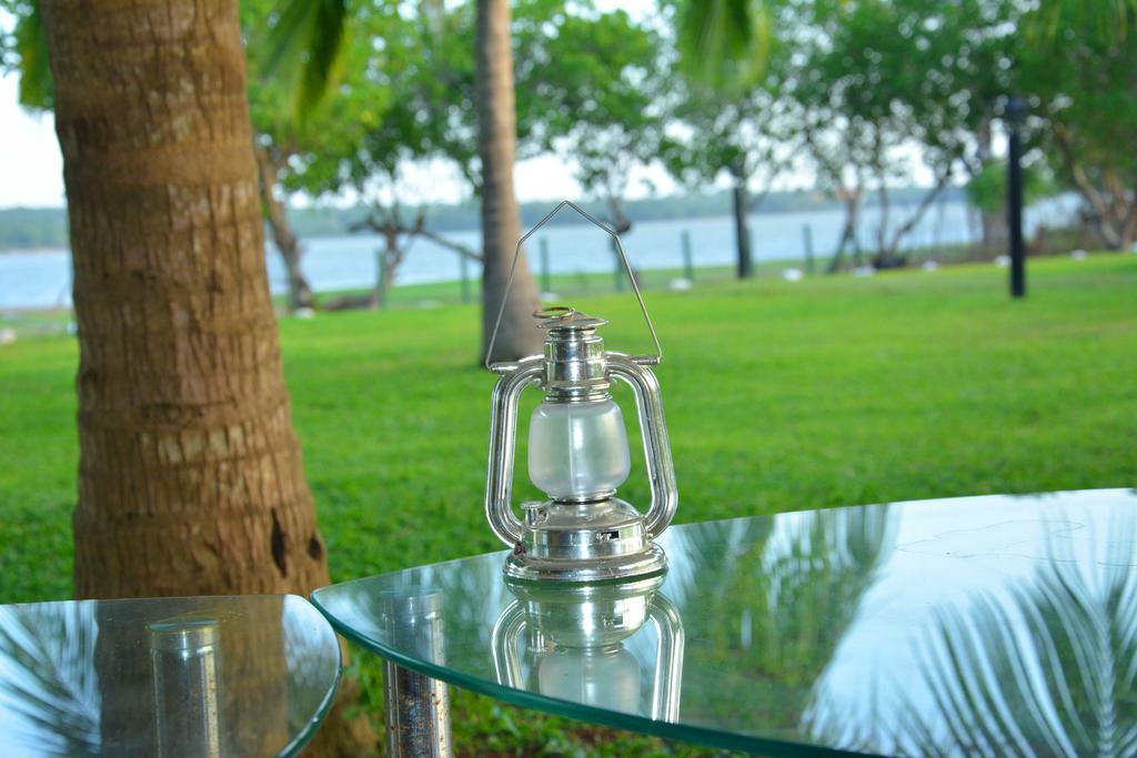 Serenity Lake Resort Yala Tissamaharama Exteriör bild
