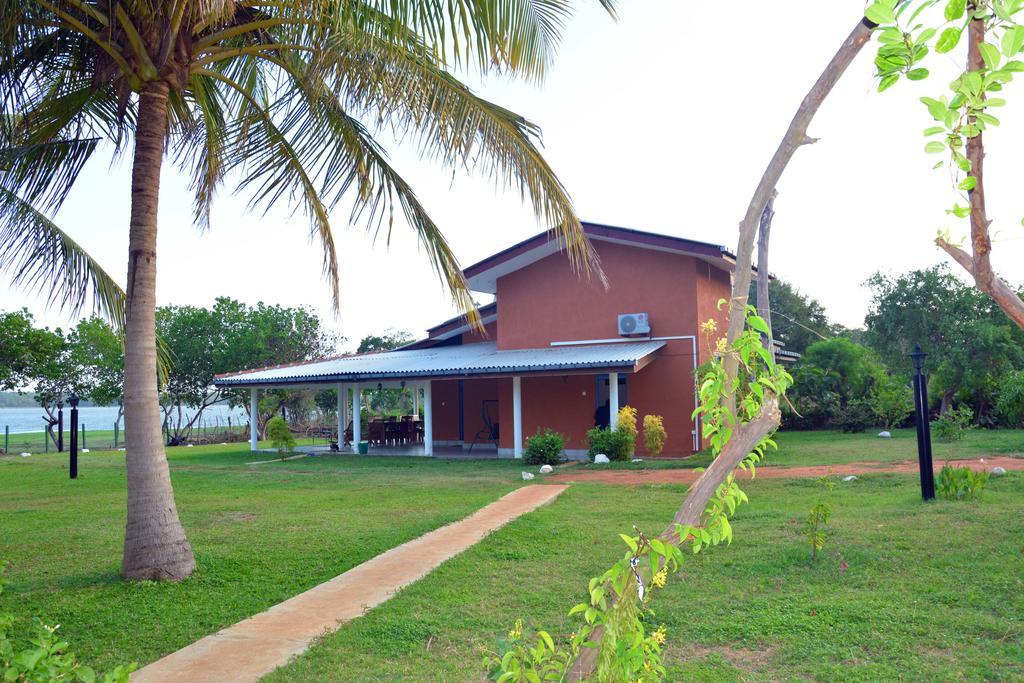 Serenity Lake Resort Yala Tissamaharama Exteriör bild